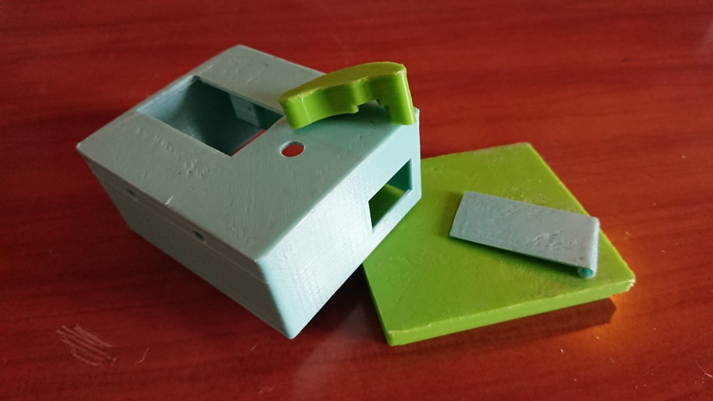 les 4 éléments de la boite imprimés en 3d.