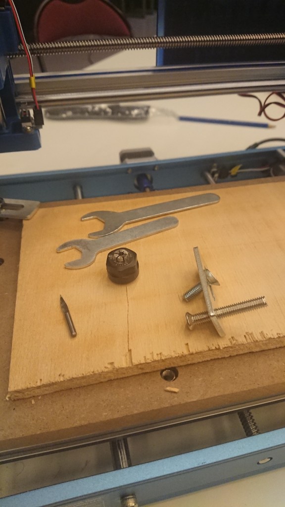 la fraise, le collet, les deux clés et une patte d'attache