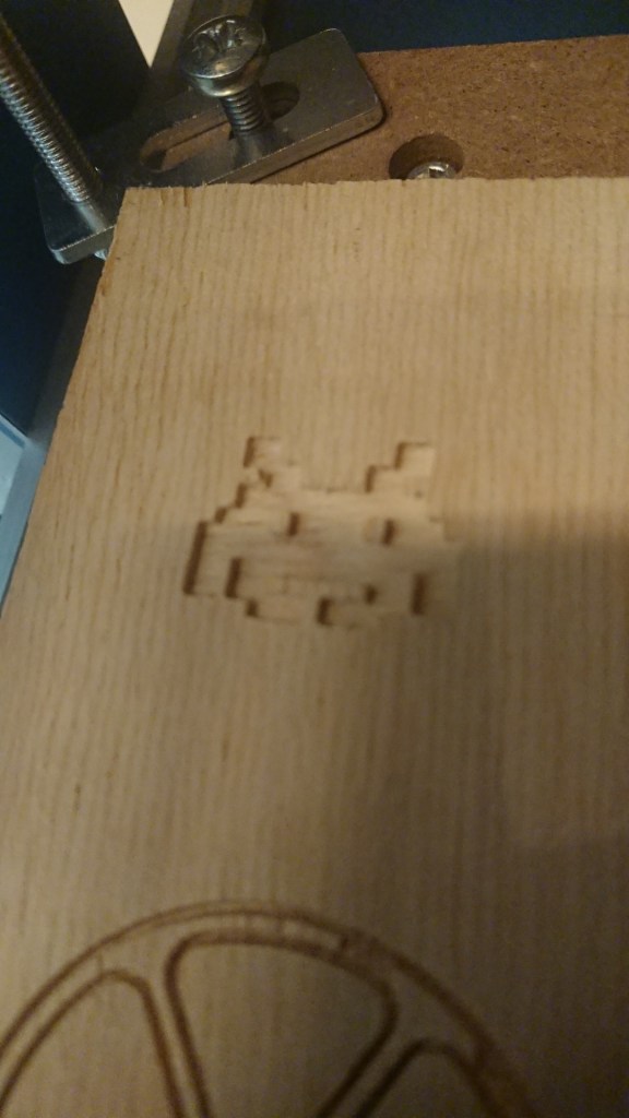 un Space invaders en poche et une roue en incise